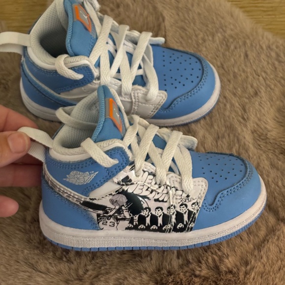 Air Jordan 1 Mid - Picture 2 of 5